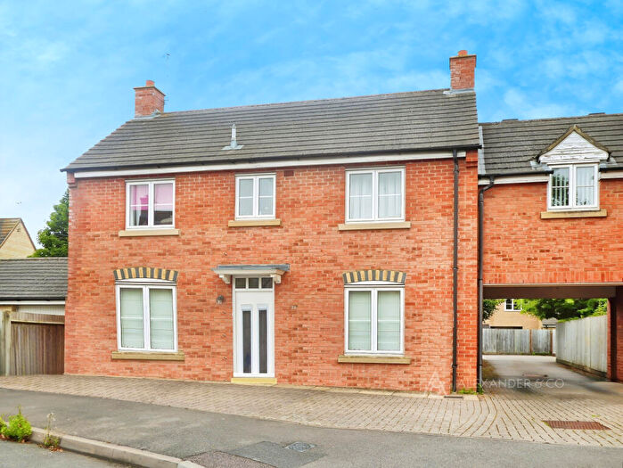 4 Bedroom Link Detached House To Rent In Corncrake Way, Bicester, OX26