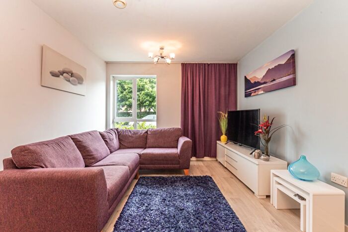 2 Bedroom Flat To Rent In Harrow Close, Addlestone, KT15