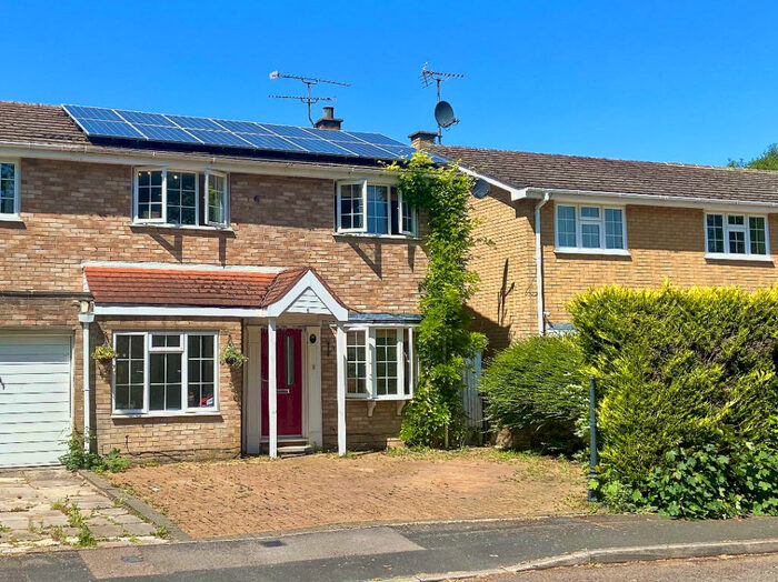 3 Bedroom Semi-Detached House To Rent In Hatfield Gardens, Farnborough, GU14