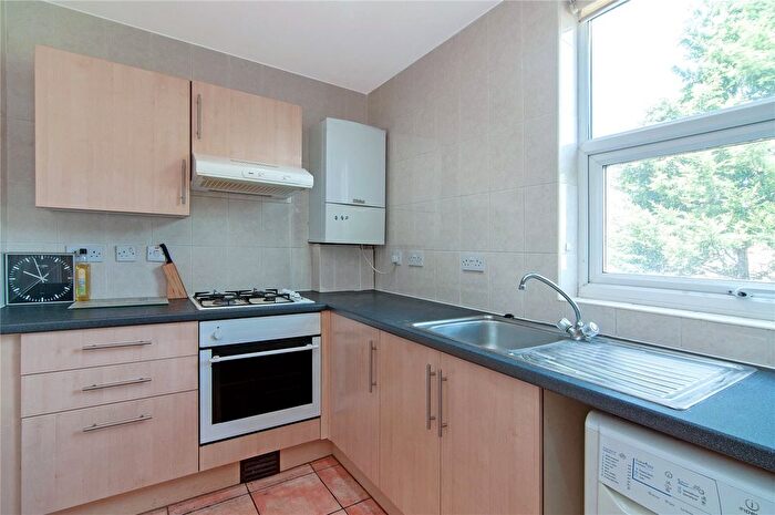 3 Bedroom Flat To Rent In Tooting Bec Road, Tooting, London, SW17