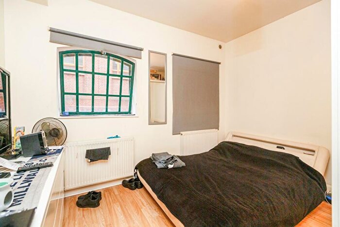 2 Bedroom Flat To Rent In Bank Street, Gravesend, Kent, DA12