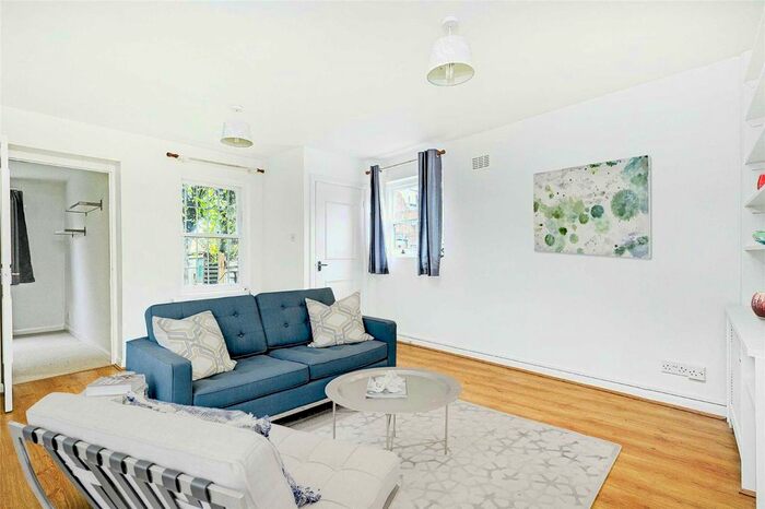 2 Bedroom Flat To Rent In Elms Crescent, London, SW4