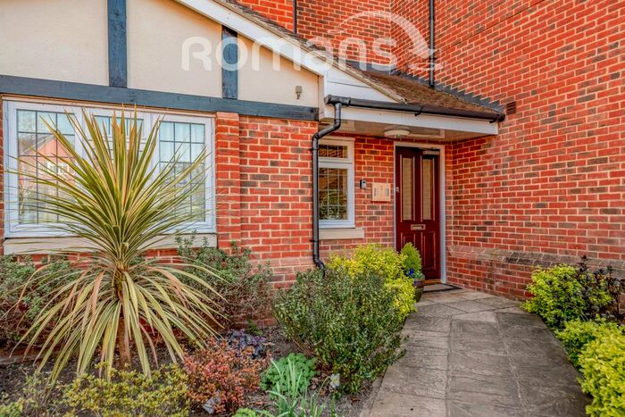 2 Bedroom Flat To Rent In Canterbury Court, Canterbury Gardens, Farnborough, GU14