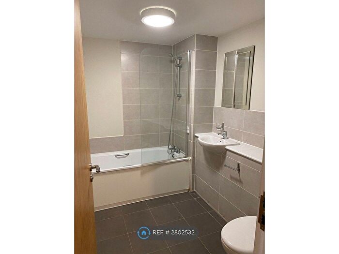 2 Bedroom Flat To Rent In Salford, Salford, M3