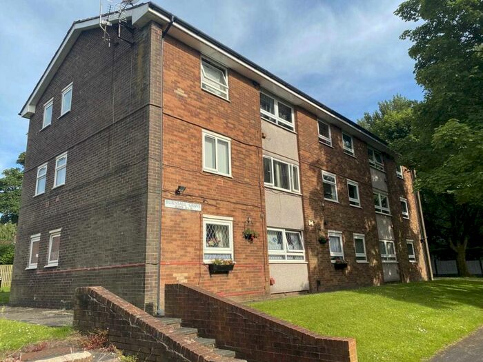 3 Bedroom Flat To Rent In Burnsall Grove, Oldham, OL2