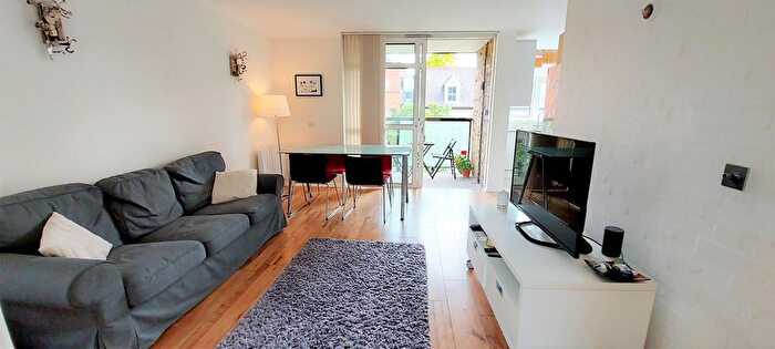 2 Bedroom Flat To Rent In Walpole Gardens, London, W4