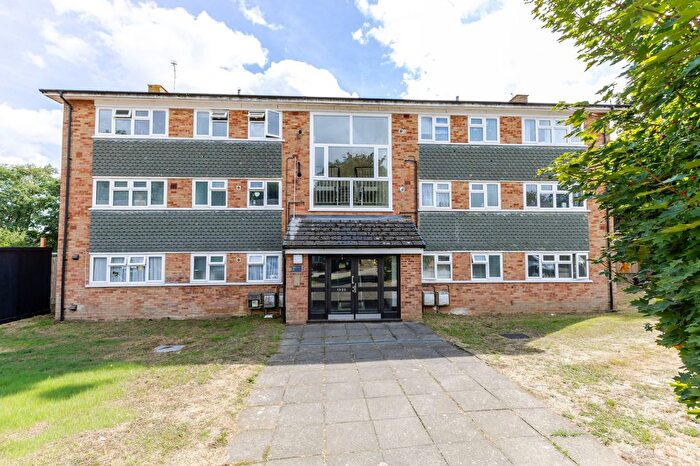 3 Bedroom Flat For Sale In Pollards, Maple Cross, WD3