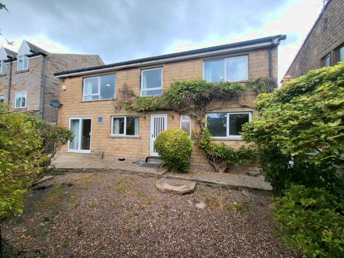 4 Bedroom Detached House To Rent In New Road, Greetland, HX4