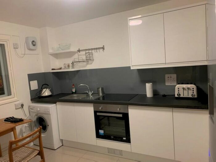 2 Bedroom Flat To Rent In Winchester Close (Inc Heating And Hot Water), SE17