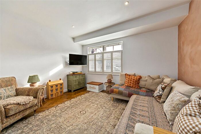 3 Bedroom Semi-detached House For Sale In Myrtle Road, Hampton Hill, TW12