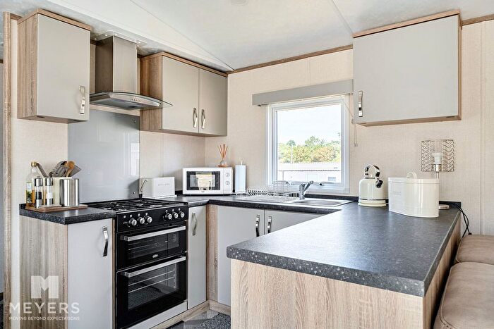 2 Bedroom Mobile/park Home For Sale In Durdle Door Holiday Park, West Lulworth, BH20 - Photo 2