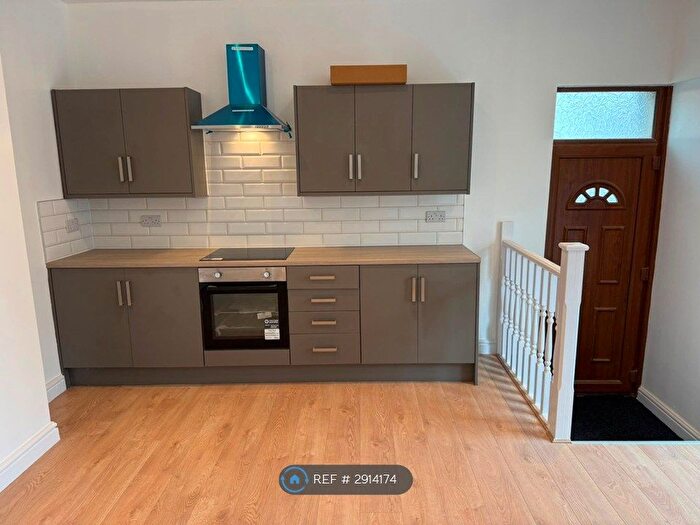5 Bedroom End Of Terrace House To Rent In Livingstone St, Halifax, HX3