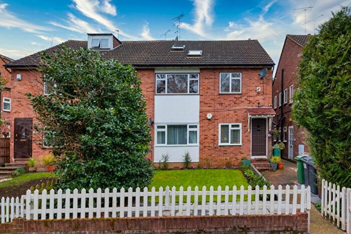 2 Bedroom Property For Sale In Forest Glade, Highams Park, E4
