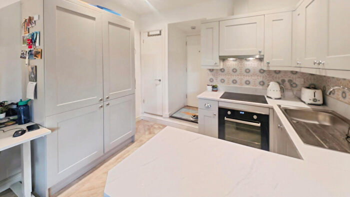 1 Bedroom Flat For Sale In Connaught Road, Cardiff, CF24