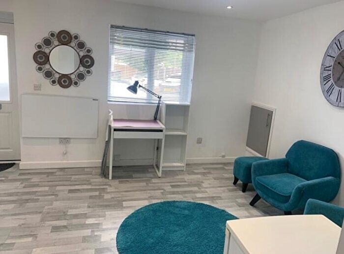 1 Bedroom Flat To Rent In Halfway Avenue, Luton, Bedfordshire, LU4