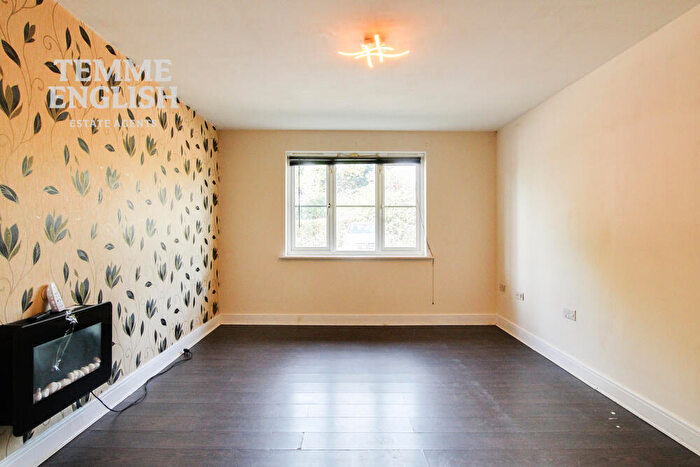 2 Bedroom Flat For Sale In Bridge Road, Wickford, Essex, SS11