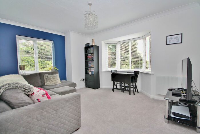 2 Bedroom Flat To Rent In Anchor Hill, Knaphill, Woking, GU21