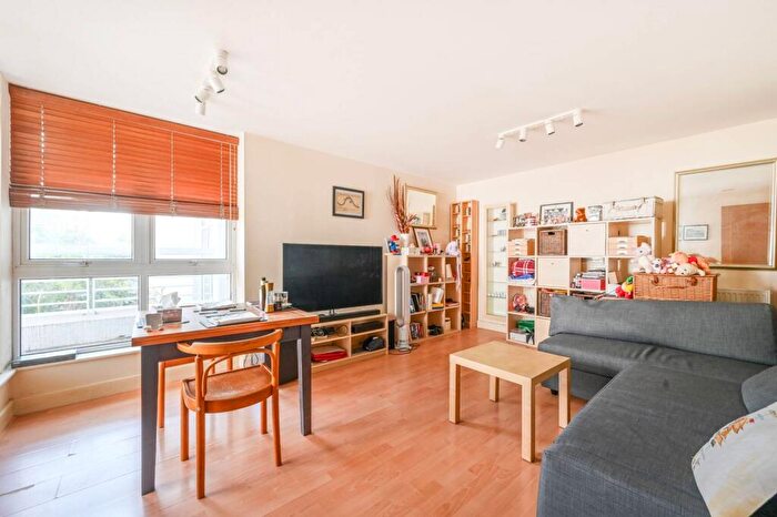 2 Bedroom Flat For Sale In Barrier Point Road, Docklands, London, E16