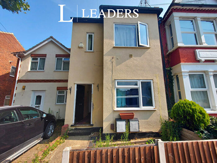 2 Bedroom Flat To Rent In St. Helens Road, SS0