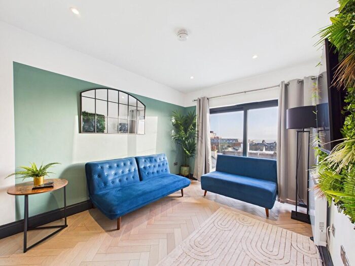 3 Bedroom Apartment To Rent In Western Road, Brighton, BN1