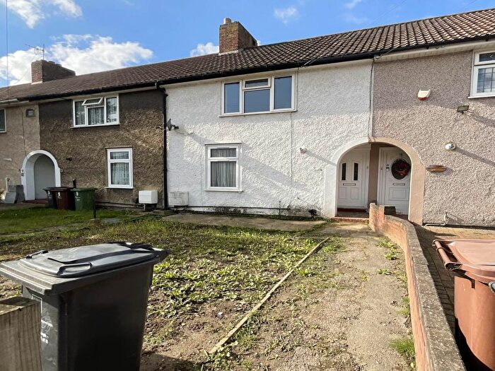 3 Bedroom Detached House To Rent In Hedingham Road, Becontree, Dagenham, RM8