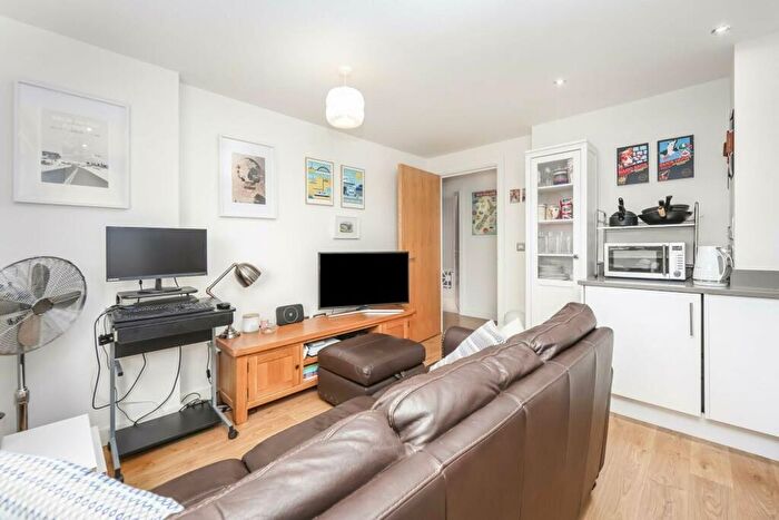 1 Bedroom Flat For Sale In Tyne Street, Houblon Apartments, E1
