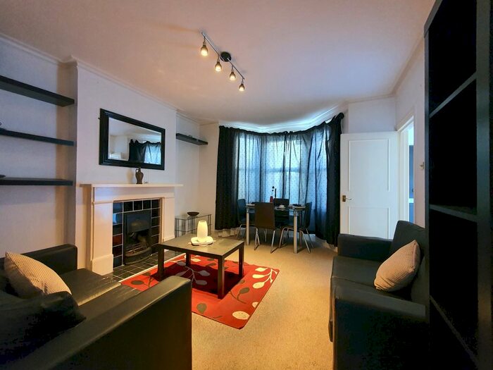 1 Bedroom Flat To Rent In Earls Court Gardens, Earls Court, Hammersmith, Fulham, SW5