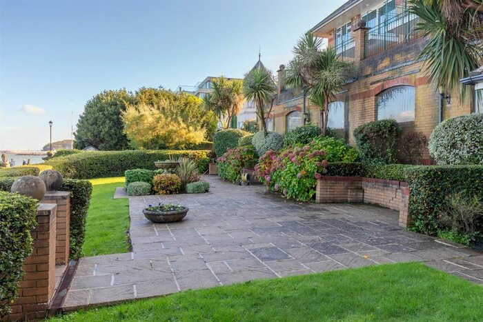 2 Bedroom Flat To Rent In Grantham Court, Queen's Road, Cowes, PO31