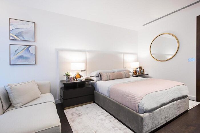 3 Bedroom Flat To Rent In Thornes House, Vauxhall, SW11