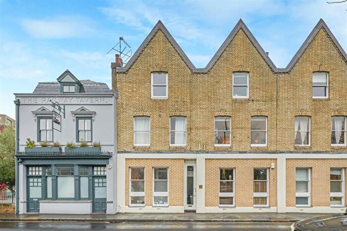 3 Bedroom Flat To Rent In Sheen Lane, London, SW14