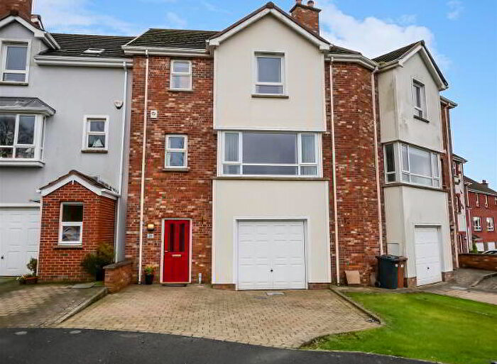 3 Bedroom TownHouse For Sale In Danesfort Park, Belfast, BT8