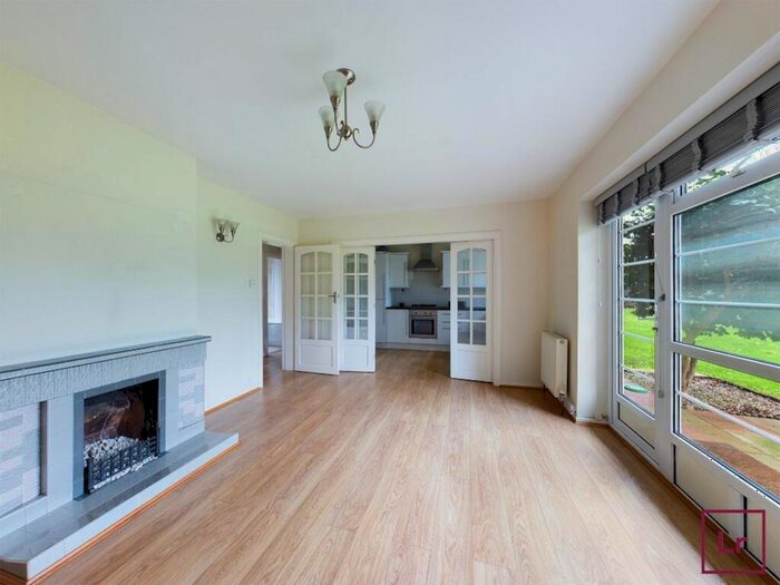 3 Bedroom Flat To Rent In Garden Close, Ruislip, HA4