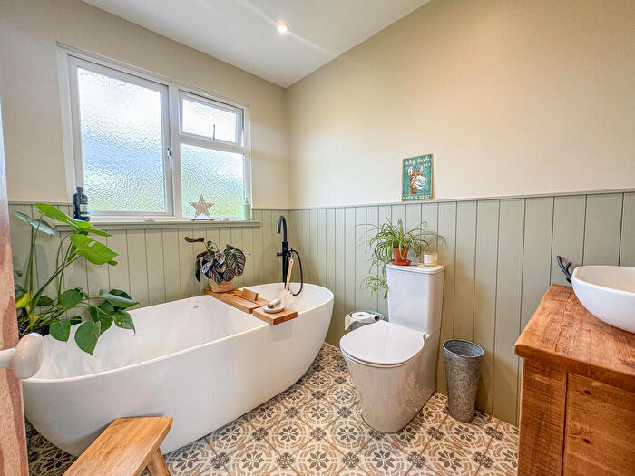 4 Bedroom Semi-Detached House For Sale In Folly Chase, Hockley, SS5