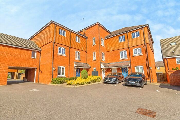 2 Bedroom Flat For Sale In Copia Crescent, Leighton Buzzard, LU7
