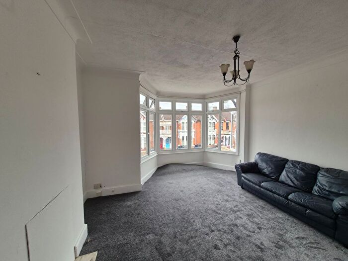 2 Bedroom Flat To Rent In Clarendon Gardens, Ilford, IG1