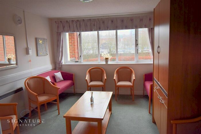 2 Bedroom Flat For Sale In Cotterells Hill, Hemel Hempstead, HP1