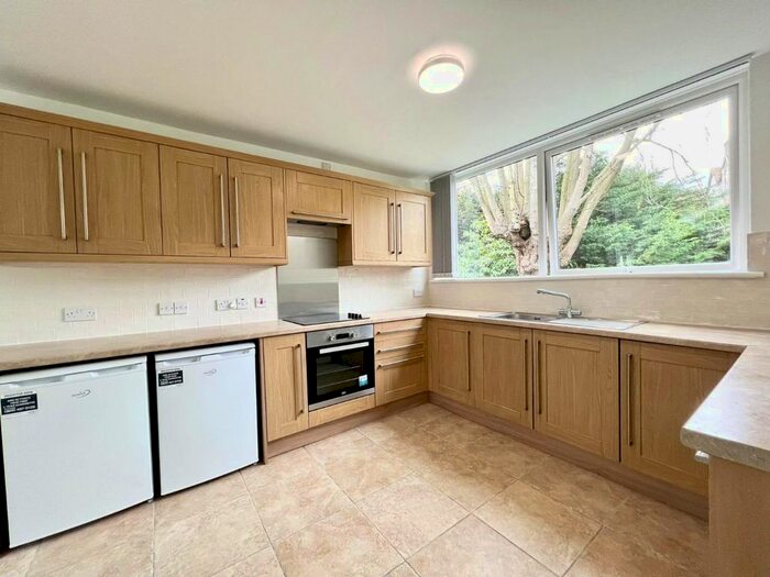 2 Bedroom Flat To Rent In Auckland Road, Crystal Palace, SE19