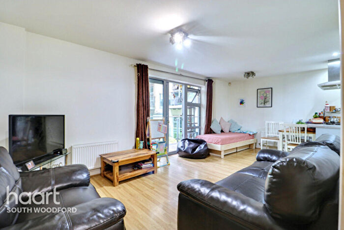 2 Bedroom Apartment For Sale In Jubilee Court, South Woodford, E18