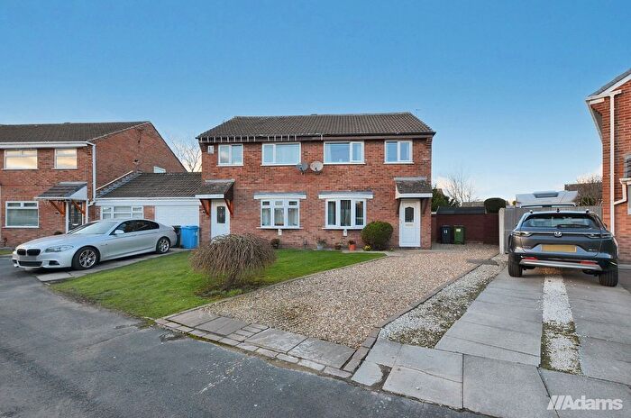 3 Bedroom Semi-Detached House For Sale In Graylag Close, Beechwood, WA7