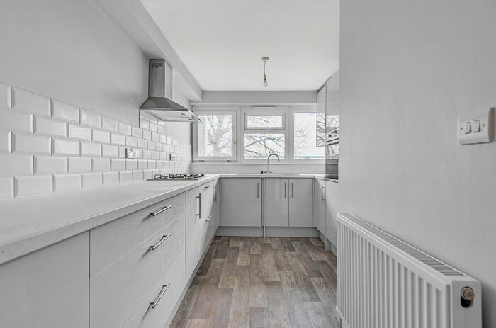 3 Bedroom Flat To Rent In Blanchard Close, London, SE9