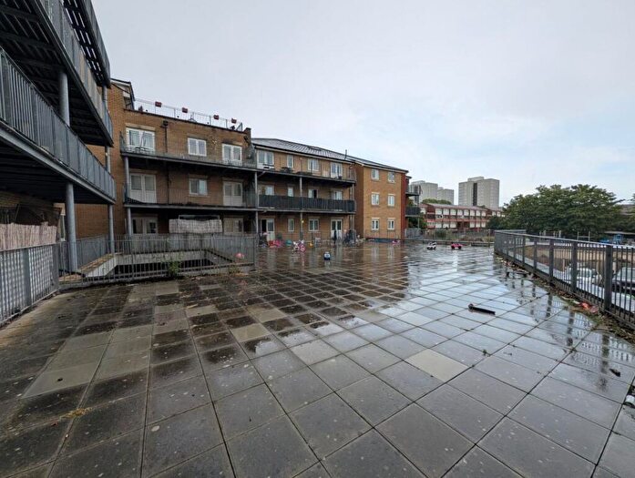 2 Bedroom Apartment For Sale In Thames Road, Grays, Essex, RM17