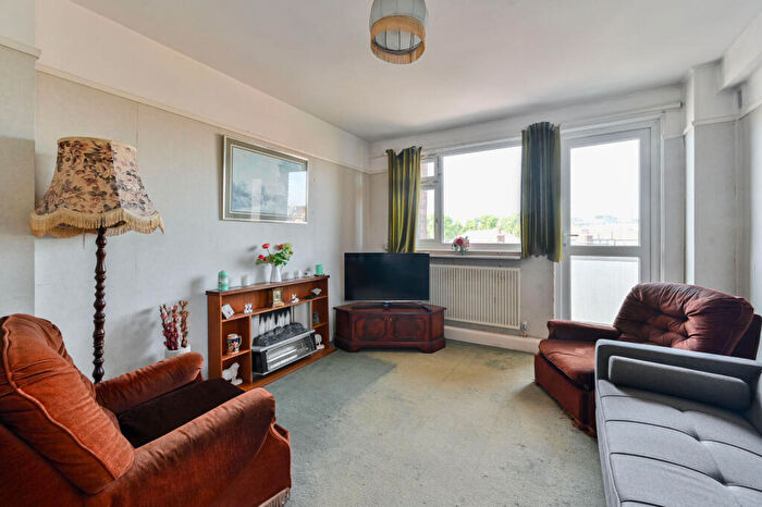 2 Bedroom Flat For Sale In Lindsay Court, Battersea, London, SW11