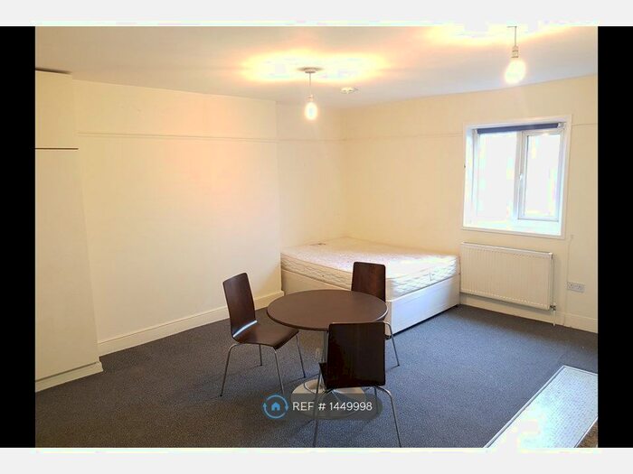 Studio To Rent In Shepherds Bush, London, W12