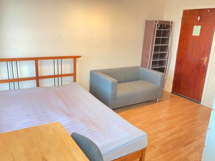 Studio To Rent In Very Near Lothair Road Area, Ealing St Marys Road Area, W5