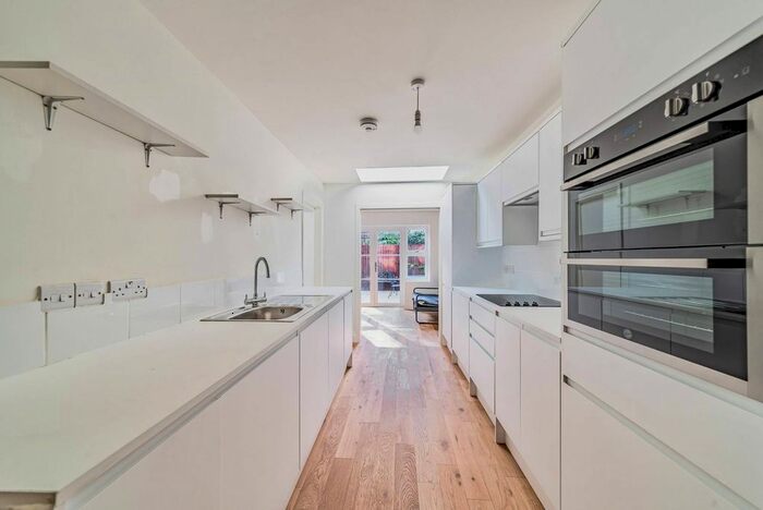 2 Bedroom Flat To Rent In The Chase, Clapham, London, SW4