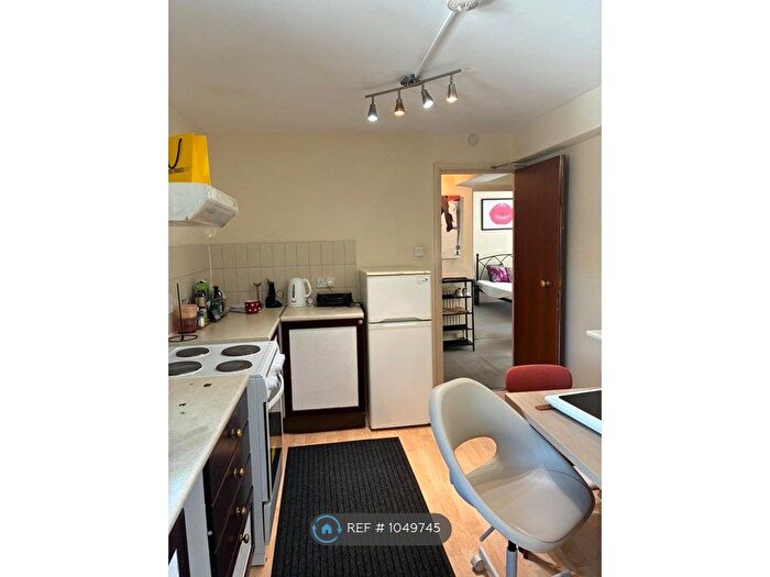 2 Bedroom Flat To Rent In Irvine Court, London, W1T