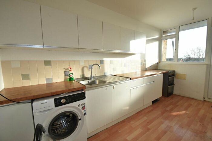 2 Bedroom Flat To Rent In Highlands Road, Fareham, Hampshire, PO15