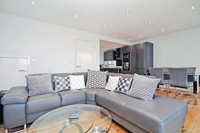 3 Bedroom Property To Rent In Tate House, New York Road, City Centre, Leeds, LS2