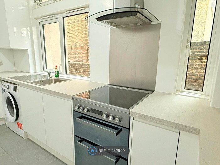 2 Bedroom Flat To Rent In Clapham Common, London, SW4