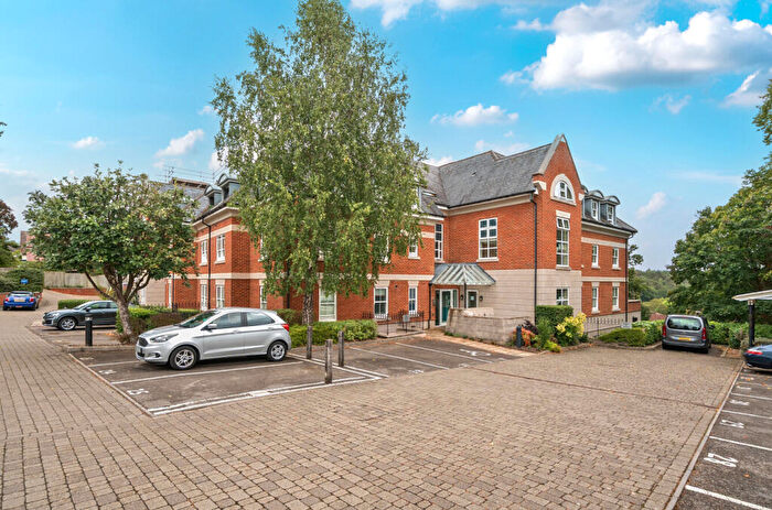 3 Bedroom Apartment For Sale In Shortheath Road, Farnham, Surrey, GU9